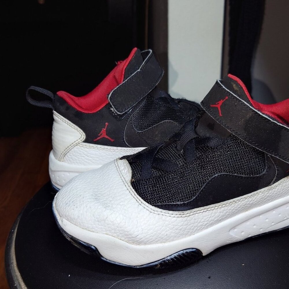 Nike Jordan Max Aura GS White Black Kids Sneakers Size 1Y CN8095-100